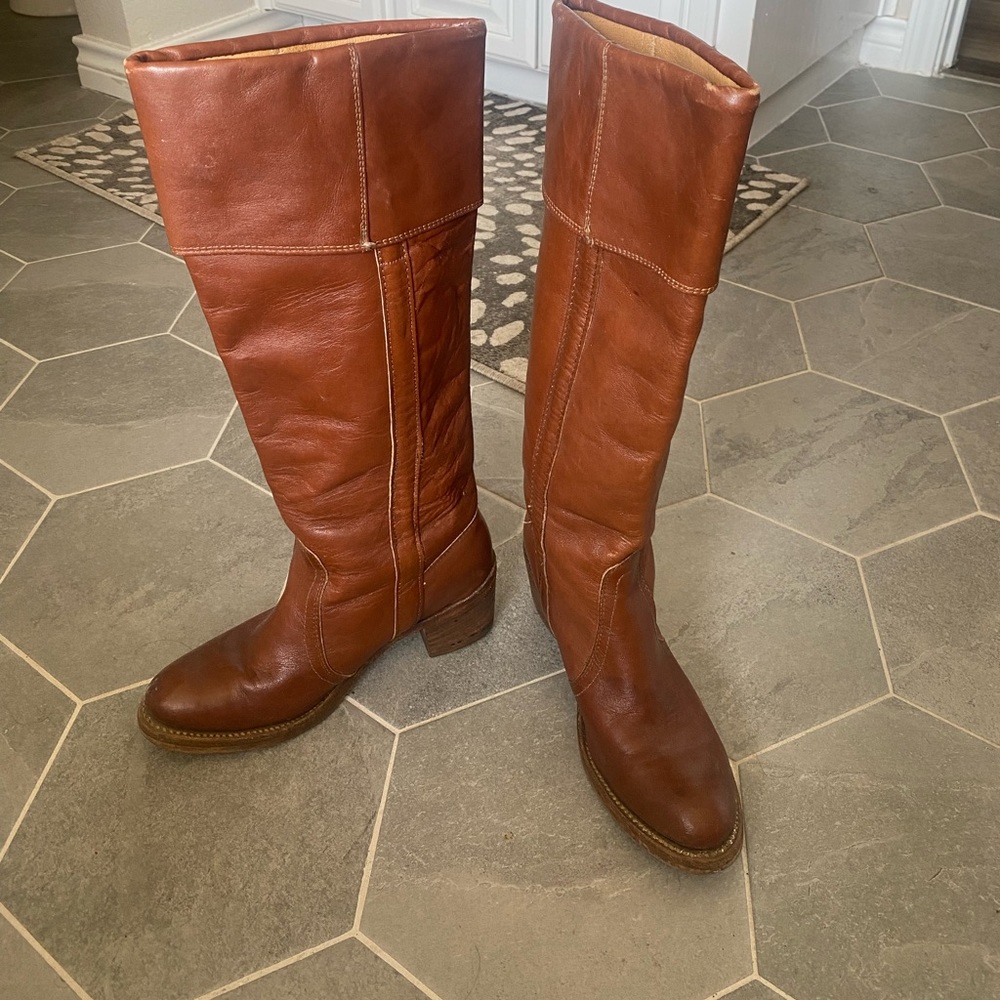 Ariat camel colored cute boots. Size 6.5m